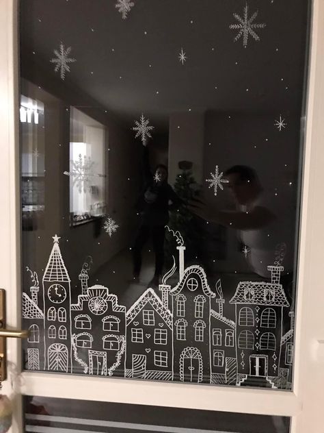 Liquid Chalk Christmas Windows, Window Marker Art Ideas, Christmas Window White Pen, Window Marker Christmas, Posca Pens Art Window Christmas, Window Christmas Decor Ideas Drawing, Winter Painting On Window, Christmas Glass Painting Ideas Window, Chalk Pen Window Art Christmas Simple