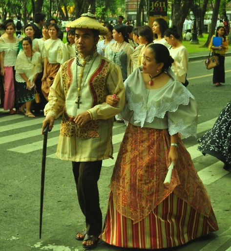 Traditional clothing in the Philippines. Barong Tagalog & Baro at Saya - Nationalclothing.org Filipiniana Prenup, Filipiniana Design, Philippine Costume, Filipino Costume, Philippines Clothes, Filipina Fashion, Filipino Traditional Clothing, History Of The Philippines, Native Filipino