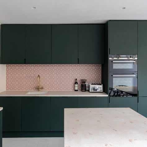 Dark Green And Pink Kitchen Ideas, Rose Pink Kitchen, Pink And Dark Green Kitchen, Forest Green And Pink Kitchen, Bottle Green Kitchen, Pink And Green Interior Design, Dark Pink Kitchen, Dark Green Tiles Kitchen, Green Kitchen Units