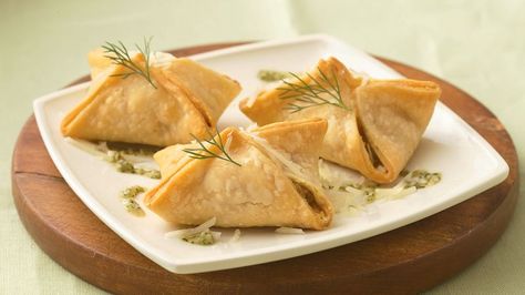 Each little appetizer bundle is bursting with salmon and cheesy-dill flavors. Pie Crust Pockets, Appetizers With Pie Dough, Pie Crust Lunch Ideas, Recipes Using Ready Made Pie Crust, Appetizer Using Pie Crust, Savory Pie Crust Appetizers, Other Uses For Pie Crust, What To Make With Store Bought Pie Crust, What To Do With Pie Dough