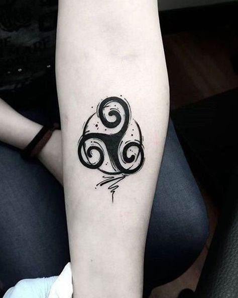 Discover the transformative power of Unalome tattoos as tools for healing and personal growth. Find the perfect design that will reflect your journey. Unalome Tattoo Ideas, Unalome Tattoos, Triskelion Tattoo, Dandelion Tattoo Design, Hip Tattoo Designs, Pagan Tattoo, Tattoo Ideas Males, Tattoo Artist Tattoo, Buddha Tattoo Design