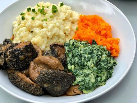 Cooking Creamy Samp, Creamy Samp Recipe, Colorful Meals, Comfort Eating, Meal Plate, African Recipes Nigerian Food, Food To Gain Muscle, African Dishes, Spinach Recipe