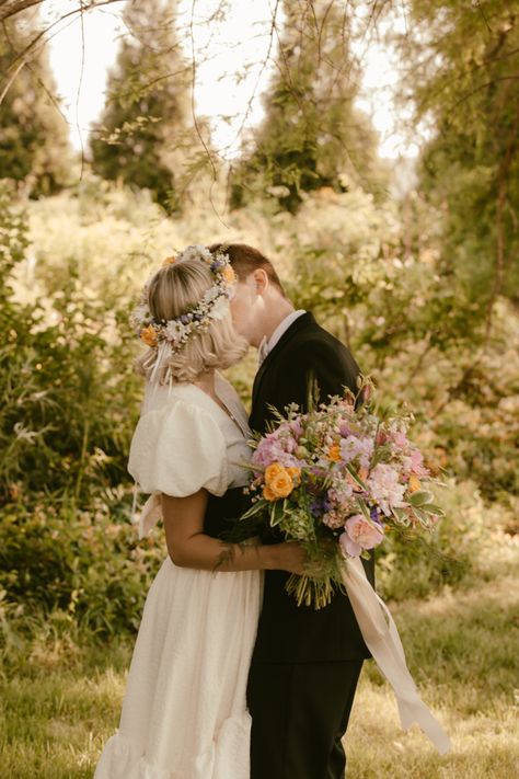 Little Women Wedding Aesthetic, Cottagecore Wedding Photos, Vintage Garden Party Wedding, Little Women Wedding, Indie Wedding Photography, Cottagecore Aesthetic Wedding, Mountain Marriage, Midsommar Wedding, Garden Party Wedding Dress