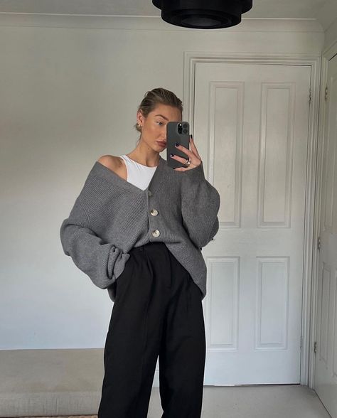 Slouchy Work Outfit, Casual Sweater And Leggings Outfit, Style Chunky Cardigan, Styles With Cardigans, Black Pants And Cardigan Outfit, Minimalist Cardigan Outfit, Grey Chunky Cardigan Outfit, Everyday Autumn Outfits, Black Jeans Winter Outfits