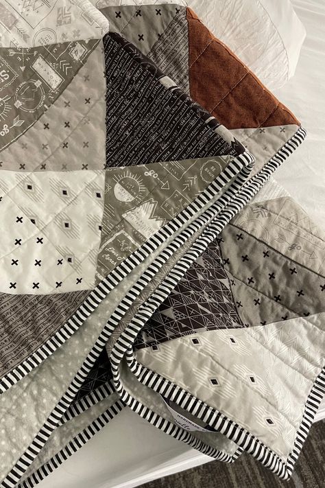 Simple Baby Boy Quilts, Binding A Flannel Quilt, Sewing Pattern Blanket, Man Quilt Ideas, Muted Quilt Colors, Simple Beginner Quilt, Arrow Quilt Pattern Free, Easy Flannel Quilt Patterns, Gender Neutral Quilt Patterns