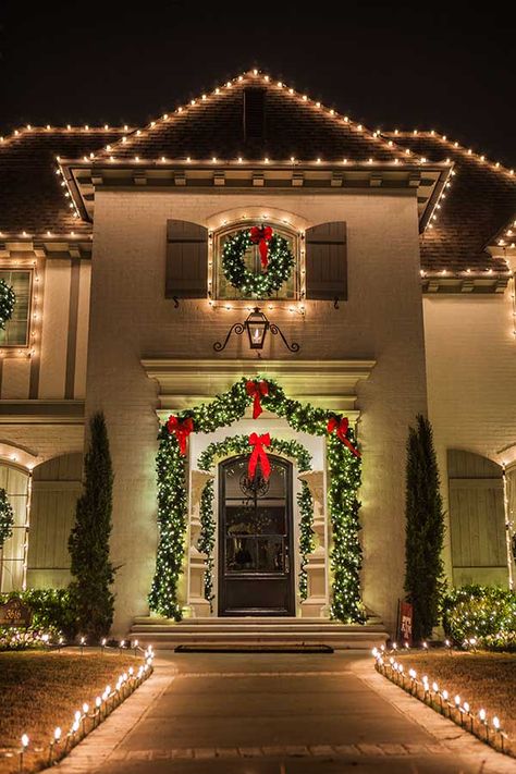 Chic Christmas Decor Outdoor, Elegant Outdoor Christmas Lights On House, Christmas Outdoor Lights House, Christmas Decor Ideas Big House, Cute Christmas Lights Outdoor, Christmas House Decor Outdoor Lighting Ideas, Outside Lighting Ideas Christmas, Christmas Mansion Decoration, Chridtmas Lights