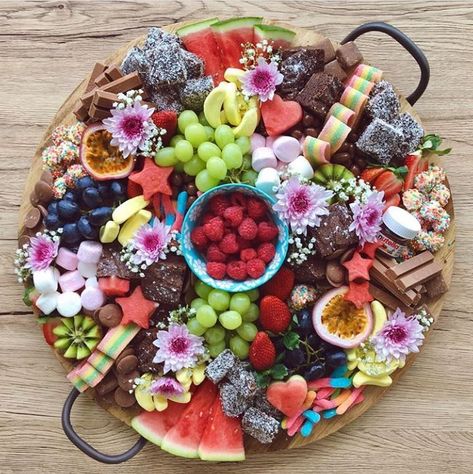 . Platters Grazing, Candy Rainbow, Dessert Platter, Rainbow Colour, Dessert Party, Party Trays, Party Platters, Snacks Für Party, Cheese Platters