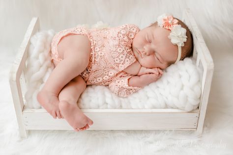 Newborn Shoot Setup, Newborn Bed Poses, Newborn Photography On Bed, Newborn Photography Bed Prop, Newborn Photography Bed, Nb Pictures, Small Baby Bed, Newborn Photography Setup, Born Baby Photos