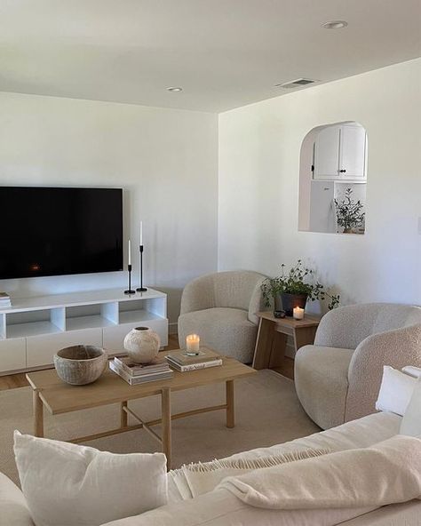 Sand Colored Couch, Apartment Decorating Neutral, Small White Living Room, Aesthetic Living Room Ideas Apartment, Minimalist Apartment Aesthetic, Apartment Living Room Furniture, Neutral Apartment, Minimalist Living Room Ideas, Nyc Apt