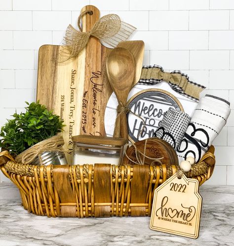 Realtor Closing Baskets For Clients, Closing Gifts For Buyers Basket, Charcuterie Board Basket Gift, Farmhouse Gift Basket Ideas, Housewarming Gift For Guy, Gift Basket Decorating Ideas, Engagement Basket Ideas, Fundraiser Gift Basket Ideas, Real Estate Closing Gifts For Buyers