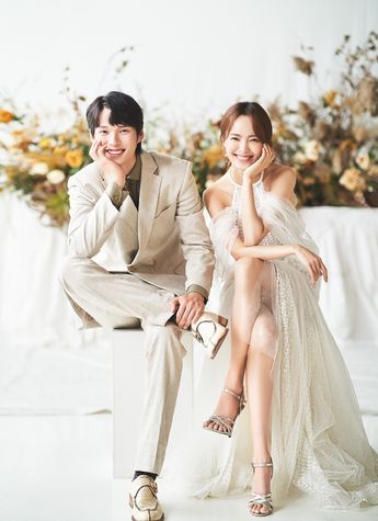 Prenuptial Photoshoot, Korean Wedding Photography, Pre Wedding Photoshoot Outfit, Wedding Photo Studio, Wedding Photoshoot Props, Pre Wedding Shoot Ideas, Pre Wedding Photoshoot Outdoor, Creative Wedding Photo, Wedding Photoshoot Poses