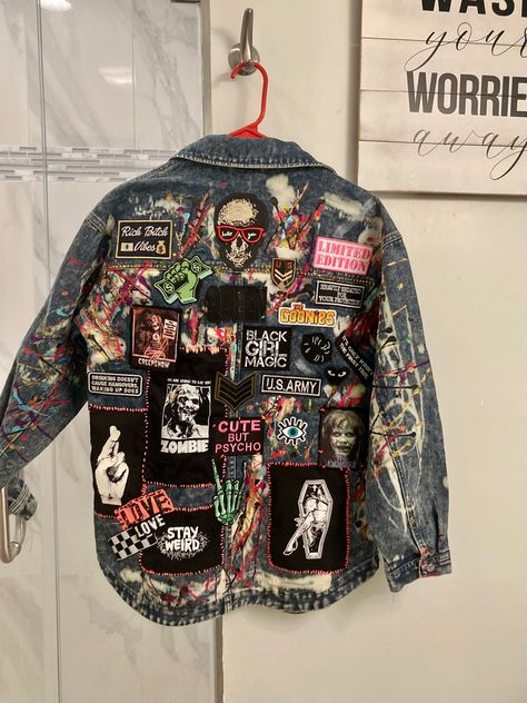 Customized jean jacket Edgy Jean Jacket Outfit, Band Jean Jacket, Pin Jacket Denim, Painted Jacket Aesthetic, Jean Jacket Decorated, Black Jacket With Patches, Patch Work Jean Jacket, Black Jean Jacket Painted, Patched Jacket Ideas