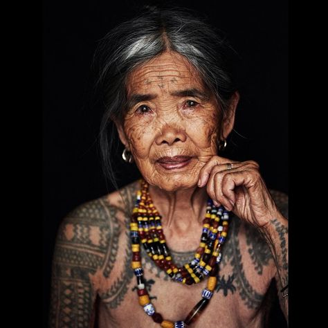 This incredible photograph is of a Kalinga woman from the Philippines. Her name is Apo Whang Od, and she is the last of the Kalinga tattoo… Kalinga Tribe, Batok Tattoo, Kalinga Tattoo, Hmong Tattoo, Fantasy Realism, Tribes Of The World, Tattoo Festival, Philippine Women, Filipino Tattoos