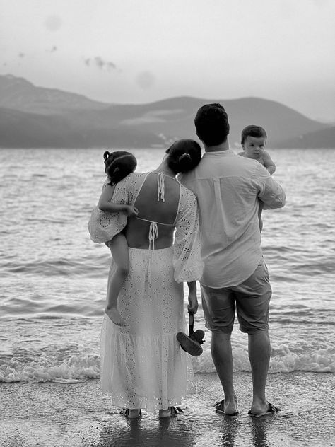 Black And White Beach Photos Family, Beach Inspo Pics Family, Family Of 4 Beach Pictures Outfits, Family Photo Shoot At The Beach, Black And White Family Beach Pictures, Beach Day Family, Beach Family Shoot Ideas, Simple Family Beach Pictures, Beach Poses For Family