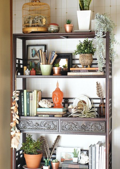 Bookcase Styling, Bookcase Decor, Interior Minimalista, Interior Decorating Styles, Bookshelf Styling, Funky Home Decor, Eclectic Bedroom, Deco Boheme, Bookshelf Decor