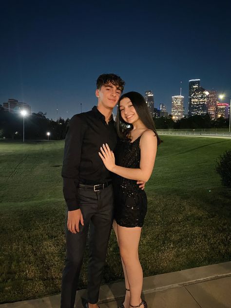 Instagram Pose Ideas Couple, Couple Soiree, Poses With Boy Best Friend, Matching Outfits For Couples Formal, Poses With Bf, Hoco Dress Black, Tight Hoco Dress, Hoco Couple, Date Night Photos