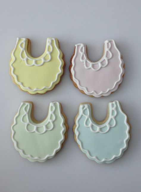 Christening iced biscuits. Baby bibs Baby Bib Cookies Decorated, Bib Cookies Decorated, Cookies Design, Cookie Decorating Icing, Fab Cakes, Gingerbread Baby, Easter Baby Shower, Cutout Cookies, Royal Iced Cookies