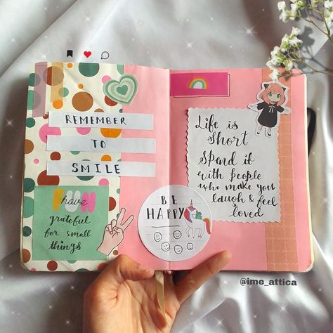 Sticker journal Easy Journalling Ideas, Painting In Journal Ideas, Cute And Easy Journal Ideas, Small Book Journal Ideas, Journaling Easy Ideas, Journaling Notes Ideas, Scrapbook Journal Ideas Creative Easy, Cute Simple Journal Ideas, Journal Ideas Diy Homemade