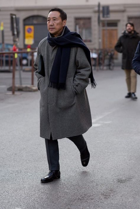 Der Gentleman, Most Stylish Men, Gq Style, Expensive Clothes, Duffle Coat, Oversized Coat, 가을 패션, Chambray Shirt, Mens Street Style