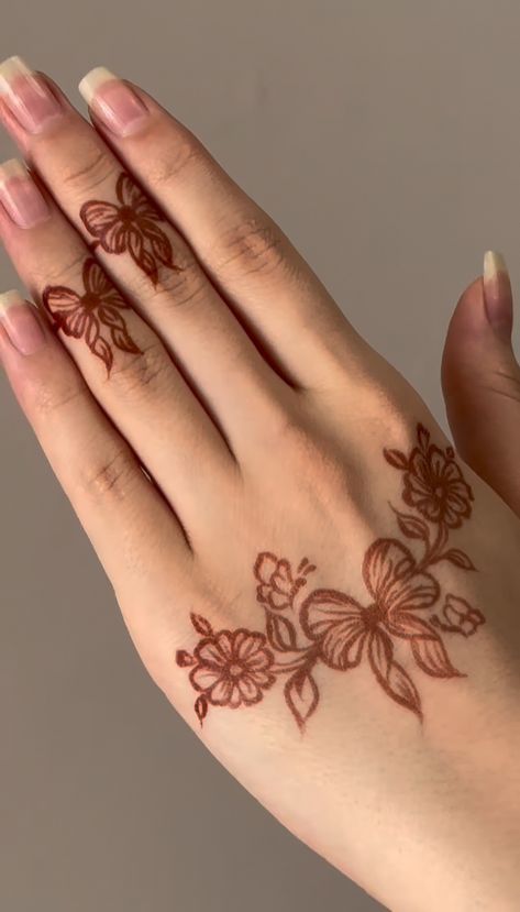 Aesthetic Mendhi Simple, Mehandi Cute Designs, Simple Henna Designs Aesthetic, Simple Mehndi Bel Design, Simple Aesthetic Mehandi Design Hand, Mehndi Cute Designs, Aesthetic Back Mehendi Designs, Cute Mendhi Designs Simple Front Hand, Aesthetic Heena Design Simple