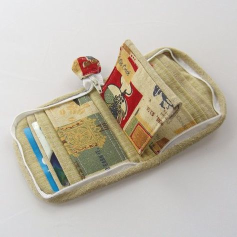 Linen Wallet | Flickr - Photo Sharing! Couture, Patchwork, Sewn Wallet, Sewing Wallet, Wallet Diy, Wallet Sewing, Envelope Pouch, Sew Wallet, Homemade Stickers