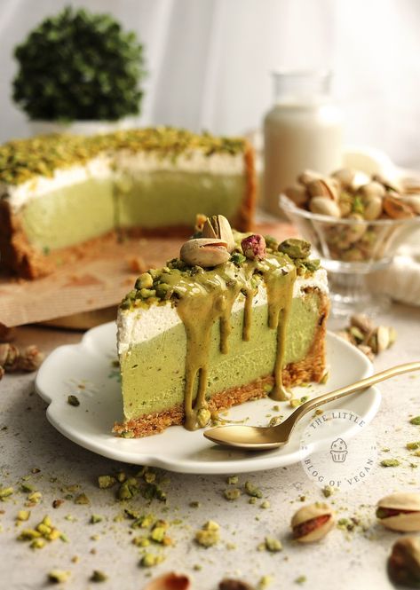 Slice of pistachio cheesecake on a small plate with gold fork. Pistachio Cheesecake Recipe, Baked White Chocolate Cheesecake, Vegan Pistachio, Pistachio Cheesecake, Frozen Cheesecake, Vegan White Chocolate, Pistachio Cream, Pistachio Cake, Cheesecake Filling