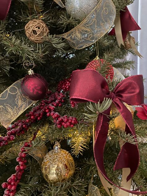 Burgundy Christmas Tree, Primitive Vignettes, Christmas Tree Colour Scheme, Burgundy Christmas, Red Gold Christmas, Pretty Christmas Decorations, Room Organisation, Southern Gentleman, Christmas Garlands