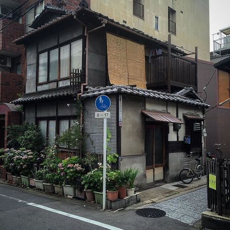 House With Hydrangeas Japanese Architecture, Perjalanan Kota, Japanese Buildings, Fotografi Kota, Japan Street, Japan Aesthetic, Small Buildings, Aesthetic Japan, Japan Design