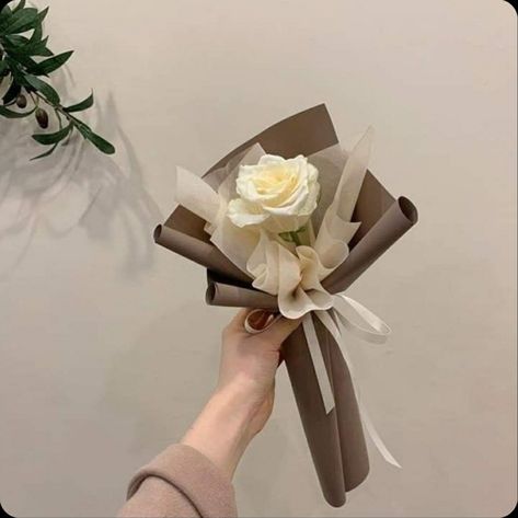 Small Single Flower Bouquet, Single Flowers Bouquet, Single Rose Gift Ideas, Boquetes Of Flowers Gift Handmade, Small Bouquet Of Flowers Aesthetic, Single Flower Bouquet Gift, Single Rose Wrapping, Single Bouquet Wrap, One Rose Bouquet Wrap