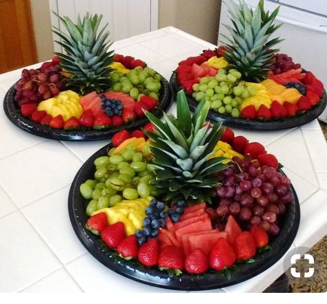 Holiday Fruit Platter, Fruit Platter Ideas Party, Tårta Design, Fruit Table, Holiday Fruit, Guitar Cake, Fruit Platter Designs, Summer Food Party, Fruit Decoration