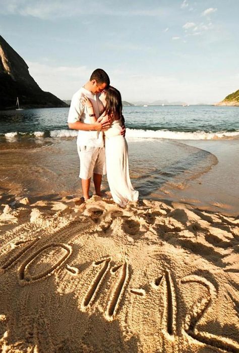 30 Super Save The Date Photo Ideas | Wedding Forward #beachwedding Save The Date Pictures, Couples Beach Photography, Pre Wedding Photoshoot Outdoor, Pre Wedding Poses, Beach Wedding Photography, Beach Wedding Photos, Save The Date Photos, Wedding Photos Poses, Foto Poses