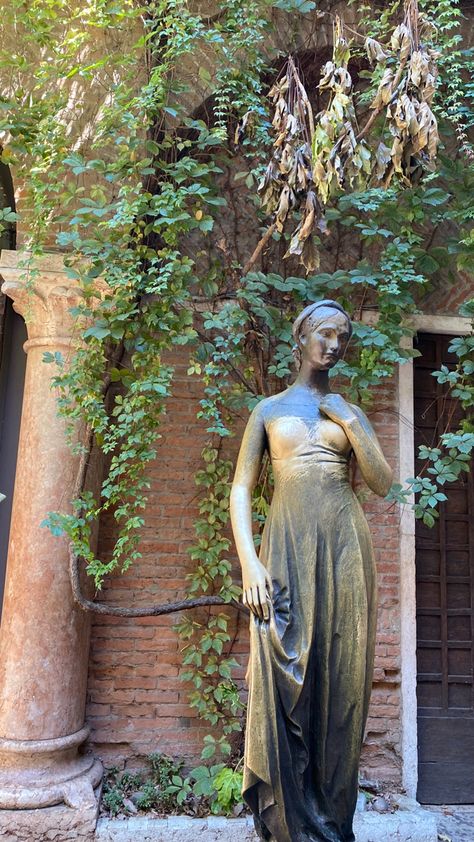 A bronze statue of Shakespeare's Juliet in the inside hall of Giulietta's house - museum. Verona Juliet House, Verona Italy Romeo And Juliet, Verona Italy Aesthetic Romeo And Juliet, Letters To Juliet Aesthetic, Verona Romeo And Juliet, Juliet Aesthetic, Letters To Juliet, Romeo Und Julia, Living In Italy