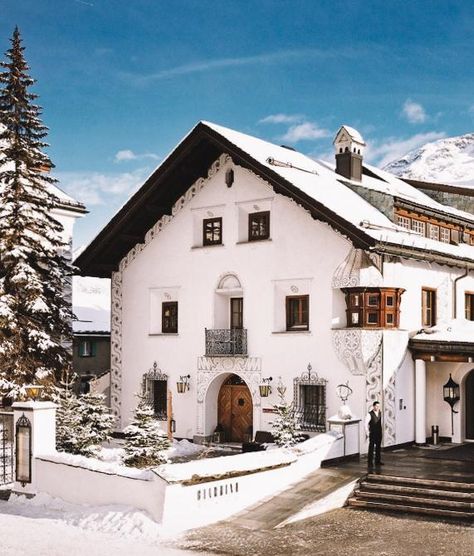 Swiss Ski Lodge, Vintage Ski Chalet, Swiss Chalet Aesthetic, Swiss Chalet House Exterior, Swiss Chalet Exterior, Swiss Chateau, Modern Swiss Chalet, Ski Chalet Exterior, Chalet Aesthetic