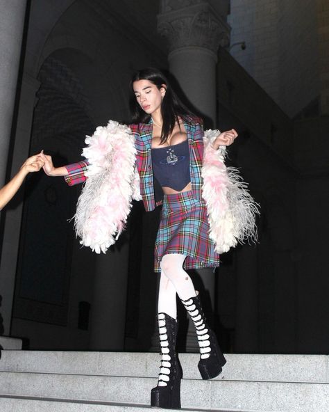 Pechuga Vintage on Instagram: “Do a Naomi Campbell walk. @vivienneonline channels @naomi in a Vivienne Westwood AW93 MacAndreas tartan jacket with a MacAndreas tartan…” Naomi Campbell Walk, Vivienne Westwood Punk, Vivienne Westwood Fashion, Tartan Jacket, Punk Outfits, Naomi Campbell, Mode Inspo, New Wave, Punk Fashion