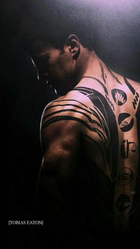 Theo James Shirtless, Dystopian Men, Divergent Wallpaper, Divergent Tattoo, Divergent Aesthetic, Theo James Divergent, Divergent Dauntless, Divergent Theo James, Divergent Tris