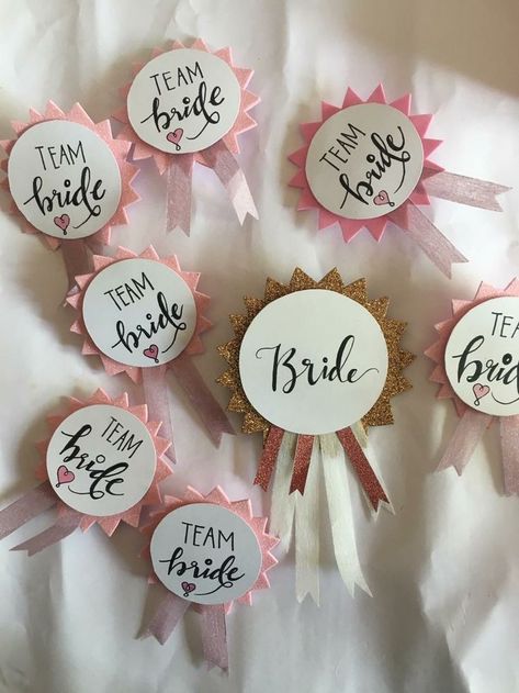 Bridal Props Ideas, Bride To Be Props Diy, Bride To Be Diy Decorations, Bride To Be Items, Farewell Badge Ideas, Bridal Shower Props Ideas, Shadi Props Ideas, Bachelorette Decor Ideas Diy, Bride To Be Accessories