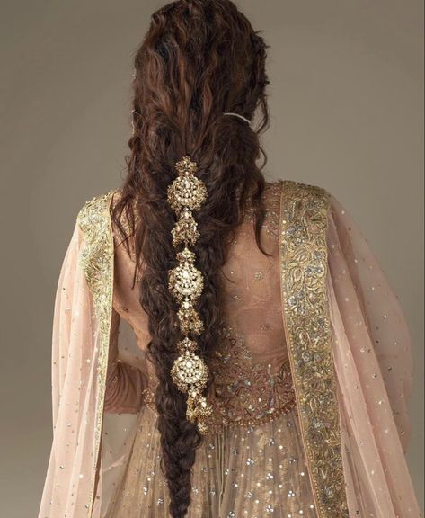 South Asian desi pakistani Indian Bangladeshi bridal hair look hairstyle shaadi walima braid jewelry Traditional Hairstyle, Wedding Brides, Image Swag, Desi Fashion Casual, Traditional Indian Outfits, Desi Wedding, Indian Aesthetic, Indian Wedding Outfits, Asian Hair