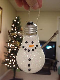 Snowman ornament. Reduce, Reuse, Recycle... I always kinda wondered what I should do with my old light bulbs Ornaments Ideas, Diy Snowman, Fun Christmas Crafts, Snowman Ornament, Snowman Ornaments, Noel Christmas, Recycled Crafts, Winter Crafts, Xmas Crafts