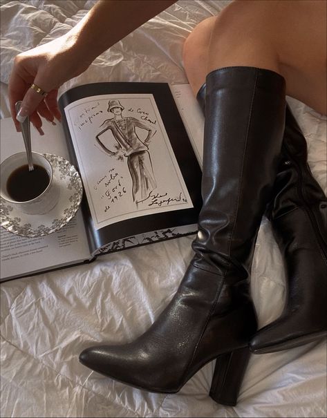 Knee Length Boots Leather, Elegant Boots Classy, Knee High Boots Vintage, Fall Shoe Aesthetic, Autumn Boots Aesthetic, Vintage Boots Aesthetic, Autumn Shoes Aesthetic, Elegant Goth Aesthetic, Long Boots Aesthetic