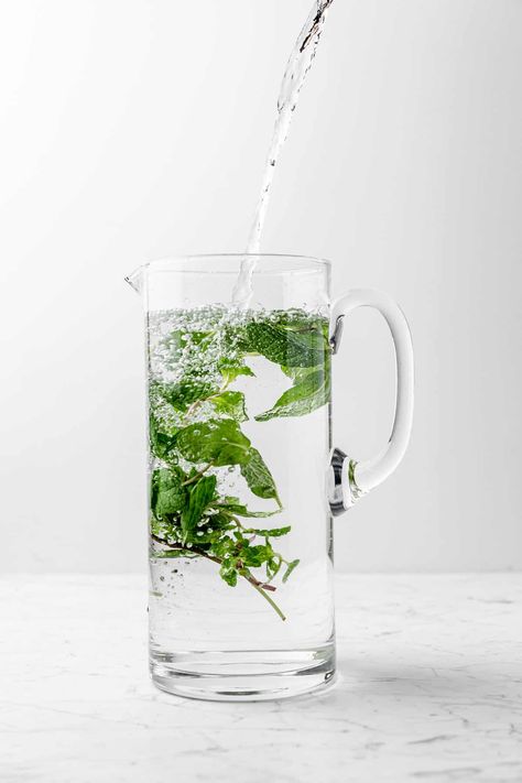 Mint Flavored Water Mint In Water, Herb Water, Vegan Drinks Healthy, Inflammatory Meals, Flavored Waters, Goals 2023, Water Tips, Pretty Water, Mint Aesthetic