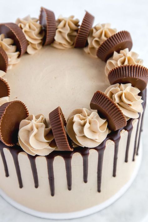 Reece Cup Birthday Cake, Chocolate Pb Cake Birthday, Good Birthday Cake Ideas, Peanut Butter Birthday Cake Ideas, Peanut Butter Cake Decorating Ideas, Chocolate Cake With Peanut Butter Cups, Small Chocolate Peanut Butter Cake, Birthday Cake Reeses, Chocolate Candy Cake Decoration