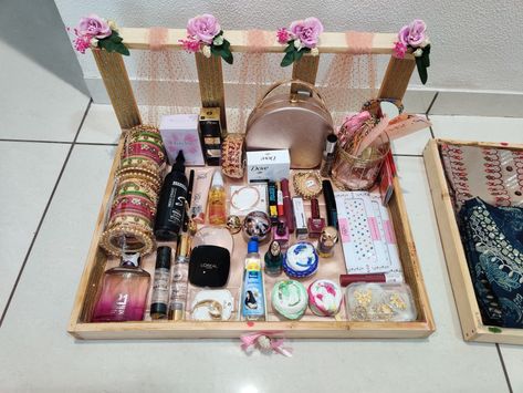 Shadi Decoration Items, Cosmetic Tray Decoration, Cosmetic Decoration Ideas, Makeup Kit Decoration For Wedding, Makeup Decoration Ideas For Wedding, Wedding Trey Ideas, Cosmetic Tray Decoration For Wedding, Engagement Function Decoration, Shagun Tray Decoration