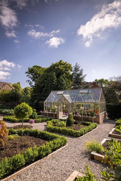 English Garden Greenhouse, Garden Victorian, Secret Garden Greenhouse, Victorian Garden Design, Grand Garden, Garden Design Greenhouse, Victorian Vegetable Garden, Glasshouse Garden Ideas, Botanical Garden Exterior