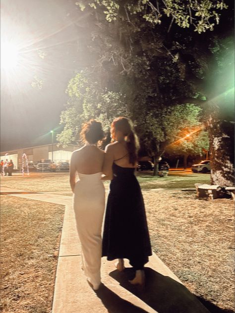 Best friends | blurry pictures | tezza app | editing | wedding | bride | maid of honor Bride And Maid Of Honor Photos, Bride And Best Friend Picture, Maid Of Honor Aesthetic, Bride And Maid Of Honor Pictures, Maid Of Honor Photos, Wedding Guests Photos, Bff Wedding, Best Friends Wedding, Wedding Maids