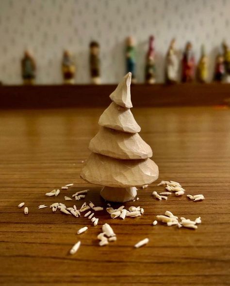 Wooden Tree Carving, Wood Carved Christmas Tree, Wood Carving Gift Ideas, Simple Carving Designs, Mini Wood Carving, Simple Whittling Projects, Wood Carved Ornaments, Christmas Carving Ideas, Easy Whittling Projects For Beginners