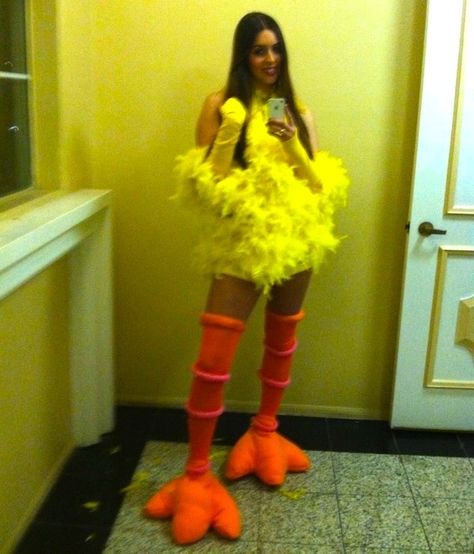 DIY Big Bird Costume - Pinning for how she made the feet; I need feet for my Loftwing cosplay! Big Bird Costume, Most Creative Halloween Costumes, Halloween Circus, Carnaval Costume, Hot Halloween Outfits, Clever Halloween Costumes, Bird Costume, Diy Kostüm, Halloween Costumes Friends