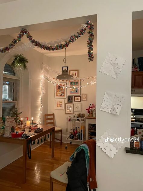 College House Christmas Decorations, Christmas Decor College Apartment, Christmas Decor Ideas College Apartment, College Apartment Aesthetic Living Room, Cozy College Apartment, Christmas Room Decor Aesthetic, Danish Christmas Decorations, Girl Apartment, Christmas Decorations Apartment