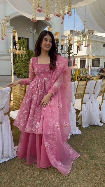 Womens Dress For Wedding, Dress Model Ideas, Beautiful Wardrobe Designs, House Warming Ceremony Outfits, New Trending Dresses Indian, New Fashion Kurti Design, New Traditional Dress Design, Dresses Models Ideas, Stylish Dresses For Wedding Indian