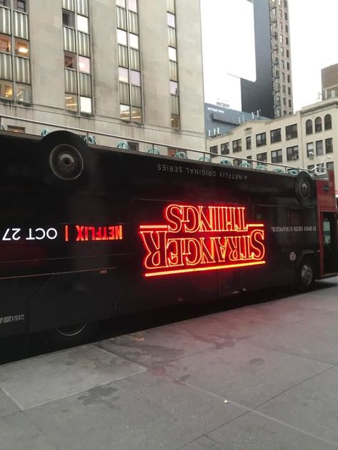 King Kong Movie, Bus Advertising, New York Marathon, Bus Wrap, Love Things, Clever Advertising, Stranger Things 2, Publicidad Creativa, Guerilla Marketing