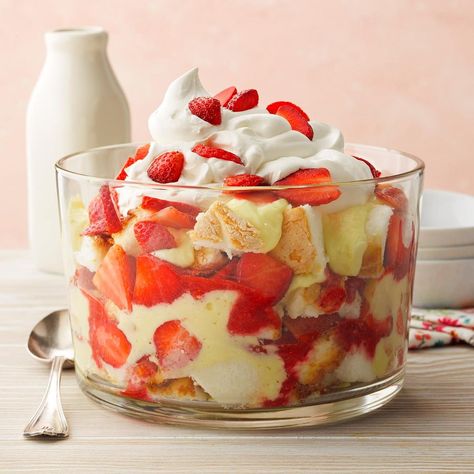 At 350 calories or less per serving, these light summer desserts fill you up without filling you out. Lemon Trifle, Pudding Recept, Light Summer Desserts, Strawberry Shortcake Trifle, Christmas Trifle, Strawberry Trifle, Trifle Bowl, Trifle Desserts, Dessert Aux Fruits